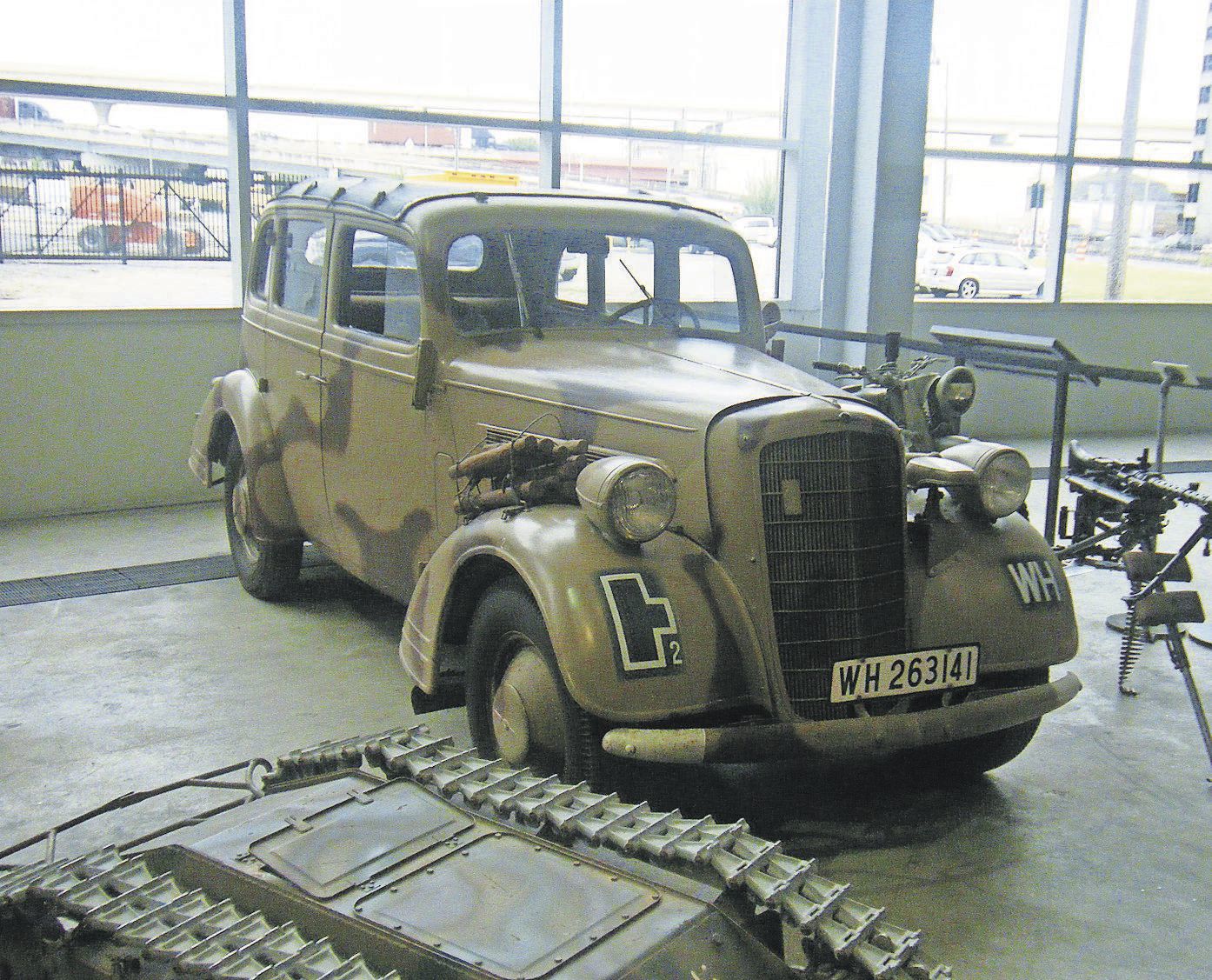 0X 0403_Fea_WWIIMuseum1.JPG